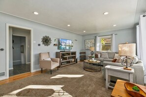 Smart-TV, Bücher, Stereoanlage