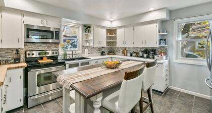 Hot tub, fire pit, short walk to downtown Loveland