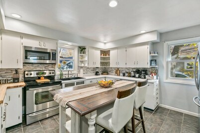 Hot tub, fire pit, short walk to downtown Loveland