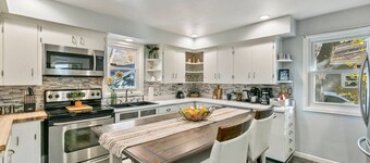 Hot tub, fire pit, short walk to downtown Loveland