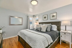 4 dormitorios, escritorio, tabla de planchar con plancha y cuna de viaje