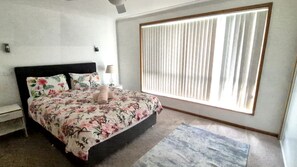 4 habitaciones, tabla de planchar con plancha y acceso a internet 