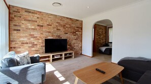 Televisión, videojuegos, reproductor de DVD, estéreo