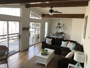 Een smart-tv, een open haard en een dvd-speler