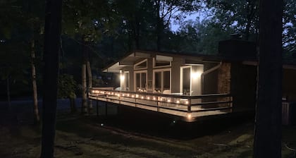 The Hideaway- Cozy Home in the Woods
