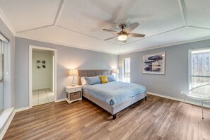 3 bedrooms, memory foam beds, desk, iron/ironing board - Remote work, Near Highways, Family-friendly, King bed, Grill, Games, Foosball (Carrollton)