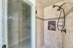 Ensemble douche/baignoire, sèche-cheveux, serviettes fournies, savon