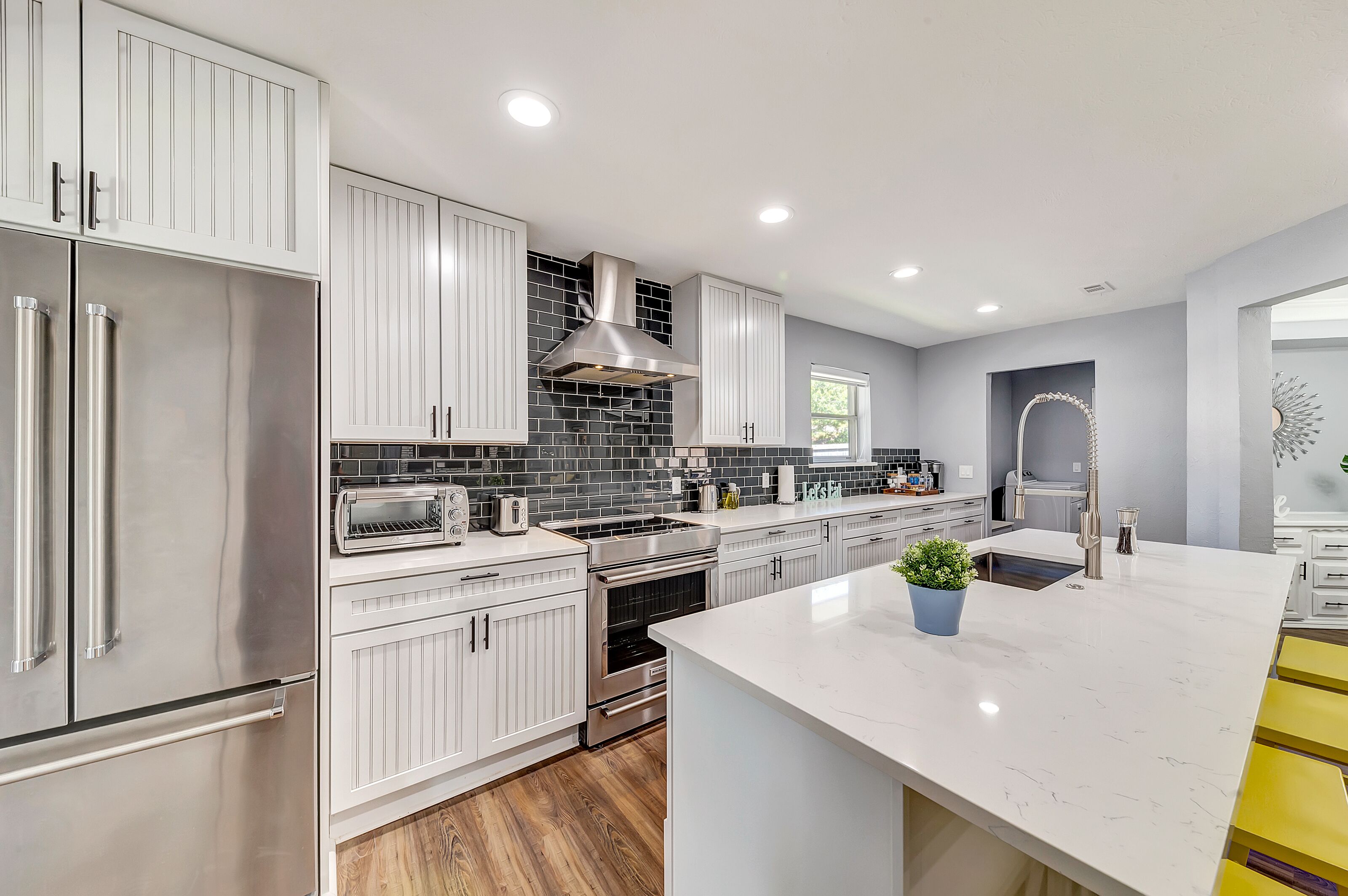 Refrigerador, microondas, horno y parrilla de estufa 