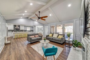 Smart TV, fireplace, Netflix, Hulu