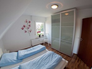 2 bedrooms, travel crib, WiFi