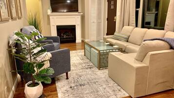 TV connectée, cheminée, livres