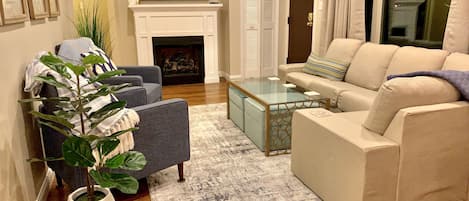 Smart TV, chimenea y libros