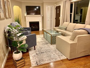 Smart-tv, een open haard en boeken