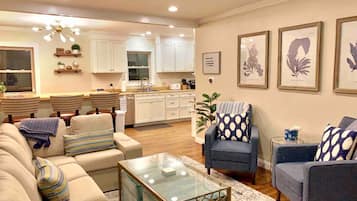 TV connectée, cheminée, livres