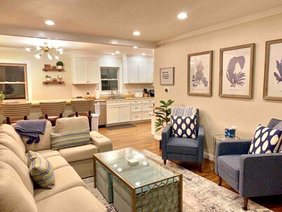 *EXTRA CLEAN*Renovated 2019 + Brand New Furniture! Open Plan & Short Walk to ND!