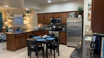 Een koelkast, een magnetron, een oven, een kookplaat