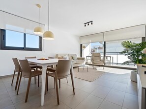 Dining - Apartment 100m beach and train with free parking (Torredembarra)