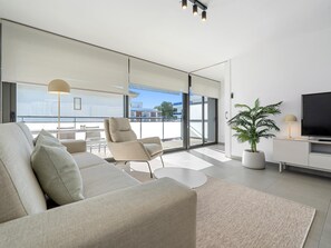 TV, Netflix, streaming services - Apartment 100m beach and train with free parking (Torredembarra)