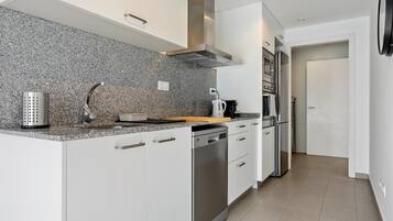 Refrigerador, microondas, horno y lavavajillas