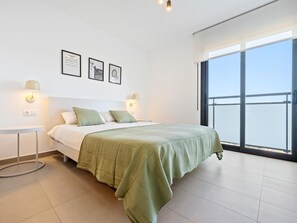 3 bedrooms, iron/ironing board, free Internet, bed sheets - Apartment 100m beach and train with free parking (Torredembarra)