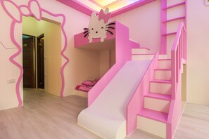 奢華四人房 | 獨特裝潢、  遮光布/窗簾、隔音、免費無線上網