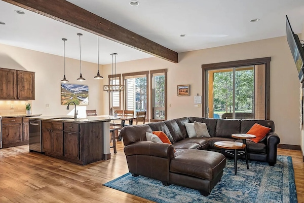 Living Room/Kitchen/Dining: Alder Cabinets, Leather Sectional, LCD TV