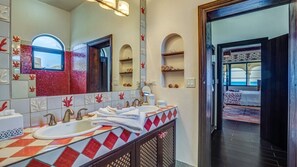 Bathroom - Villa Amarilla (Island Harbour)