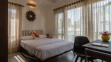 3 bedrooms, iron/ironing board, WiFi, bed sheets