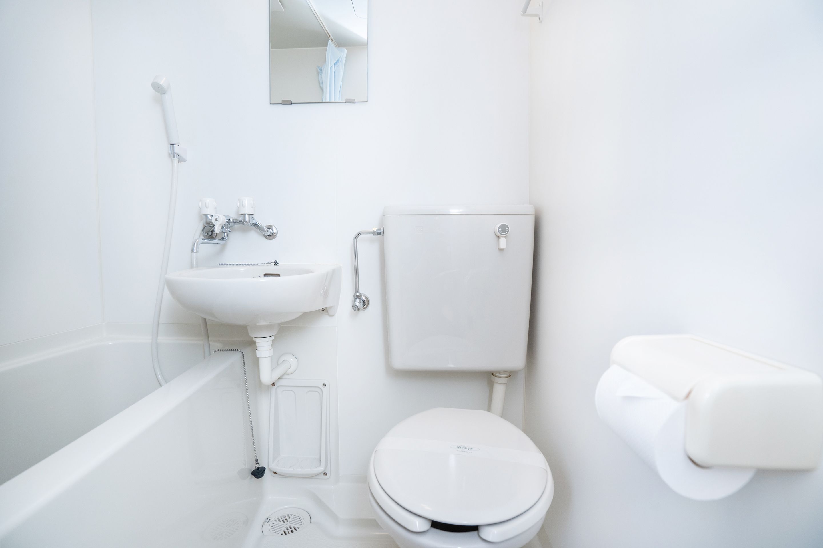 Deluxe Twin Room, Smoking | Bathroom | Combined shower/bathtub, hair dryer, towels