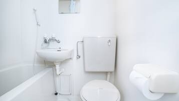 Deluxe Twin Room, Smoking | Bathroom | Combined shower/bathtub, hair dryer, towels