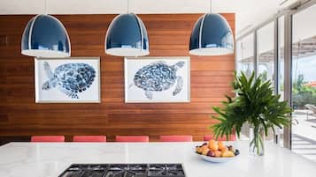 Parrilla de estufa, lavavajillas y cafetera y tetera