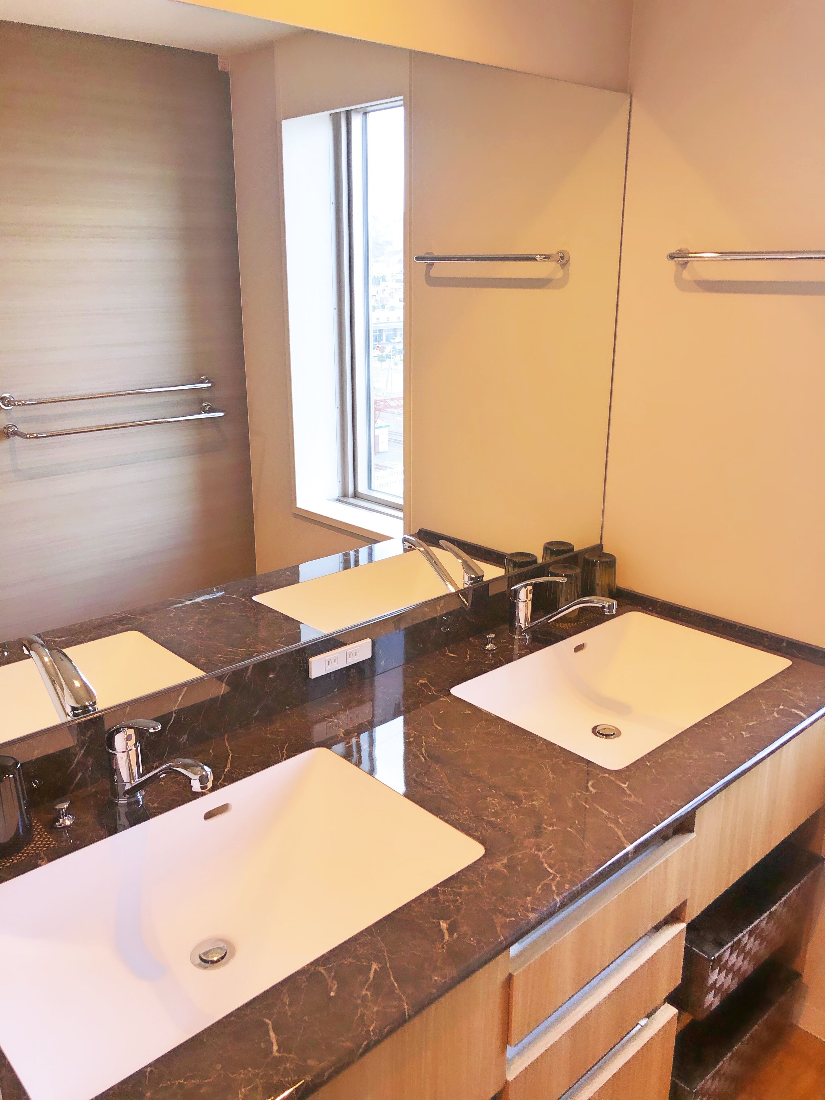 premium bedding, down duvets, in-room safe, desk