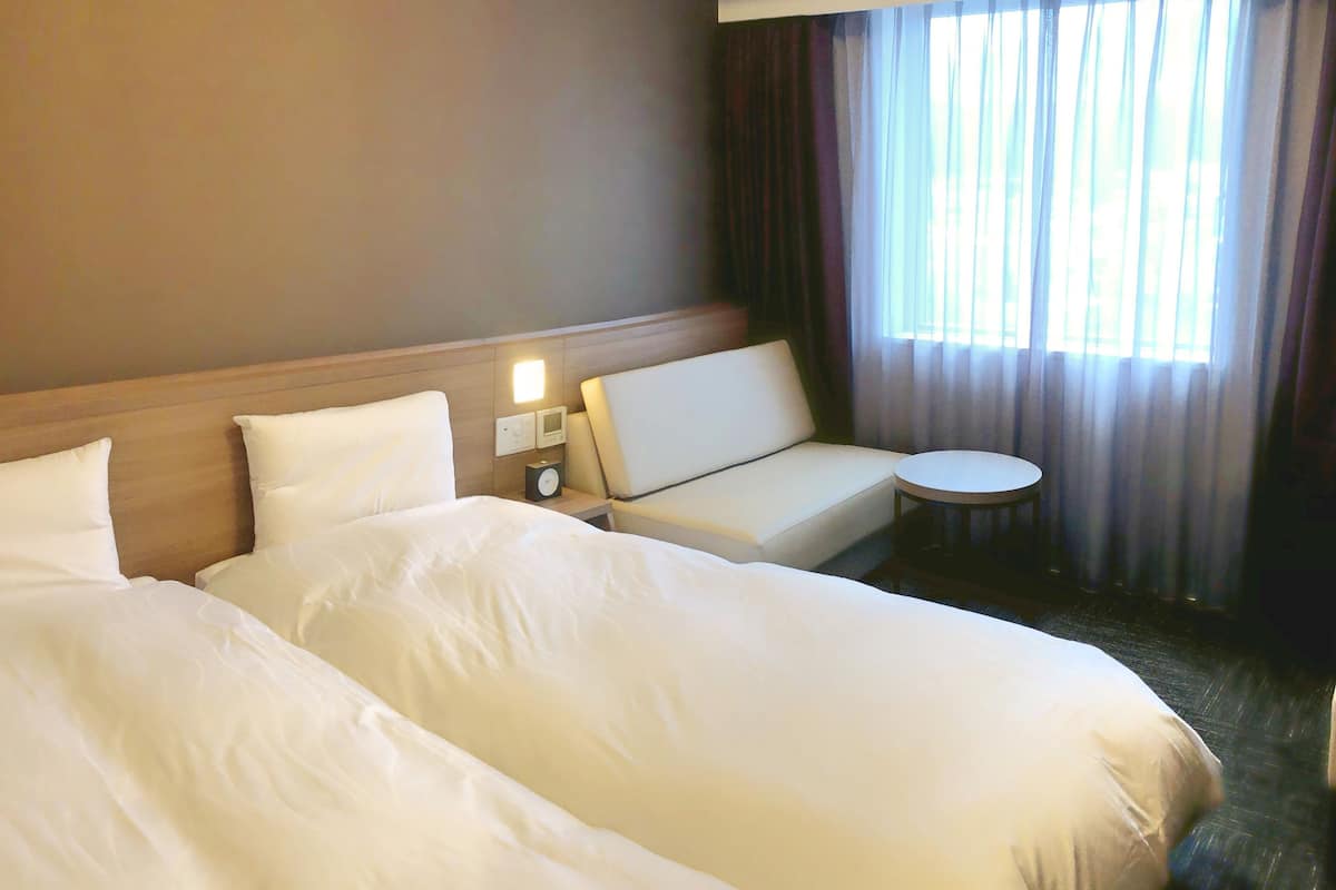 premium bedding, down duvets, in-room safe, desk