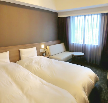 Premium bedding, down comforters, in-room safe, desk. LA VISTA Furano Hills Hot Springs