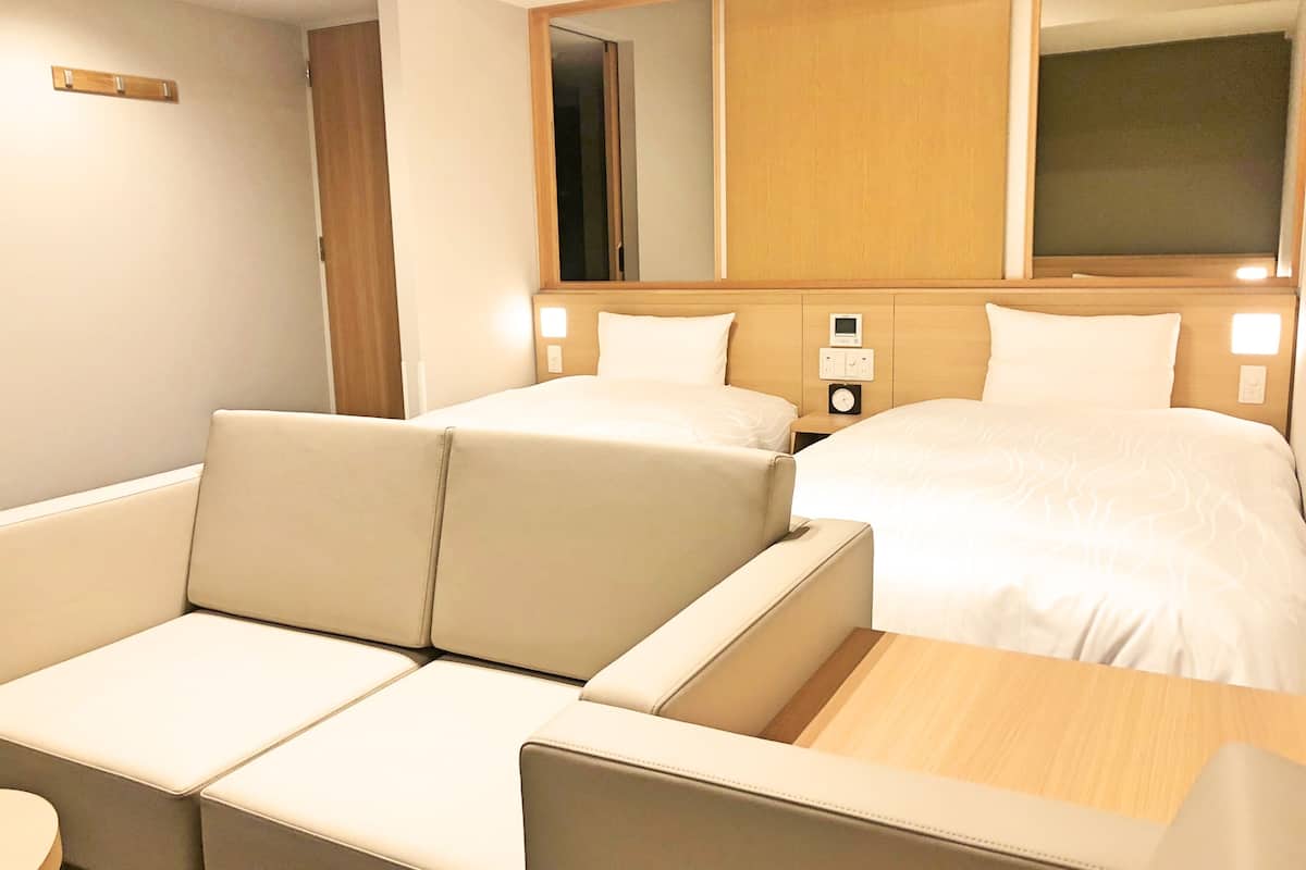 premium bedding, down duvets, in-room safe, desk