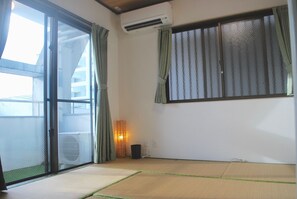 2 bedrooms, desk, laptop workspace, free WiFi - West Villa (Naha)