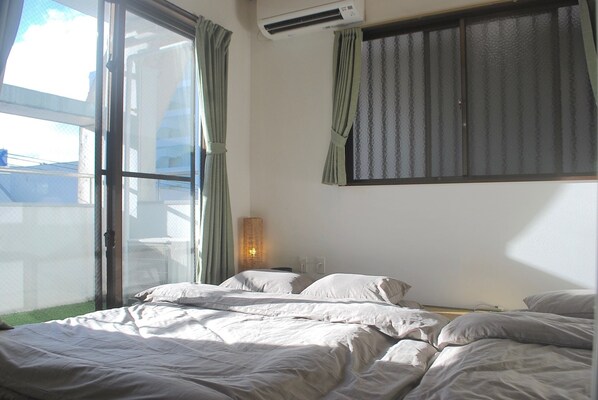 2 bedrooms, desk, laptop workspace, free WiFi - West Villa (Naha)