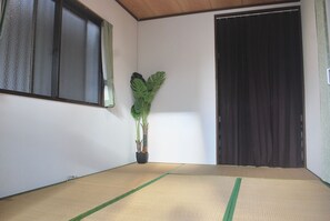 2 habitaciones, escritorio y espacio para trabajar con laptop 