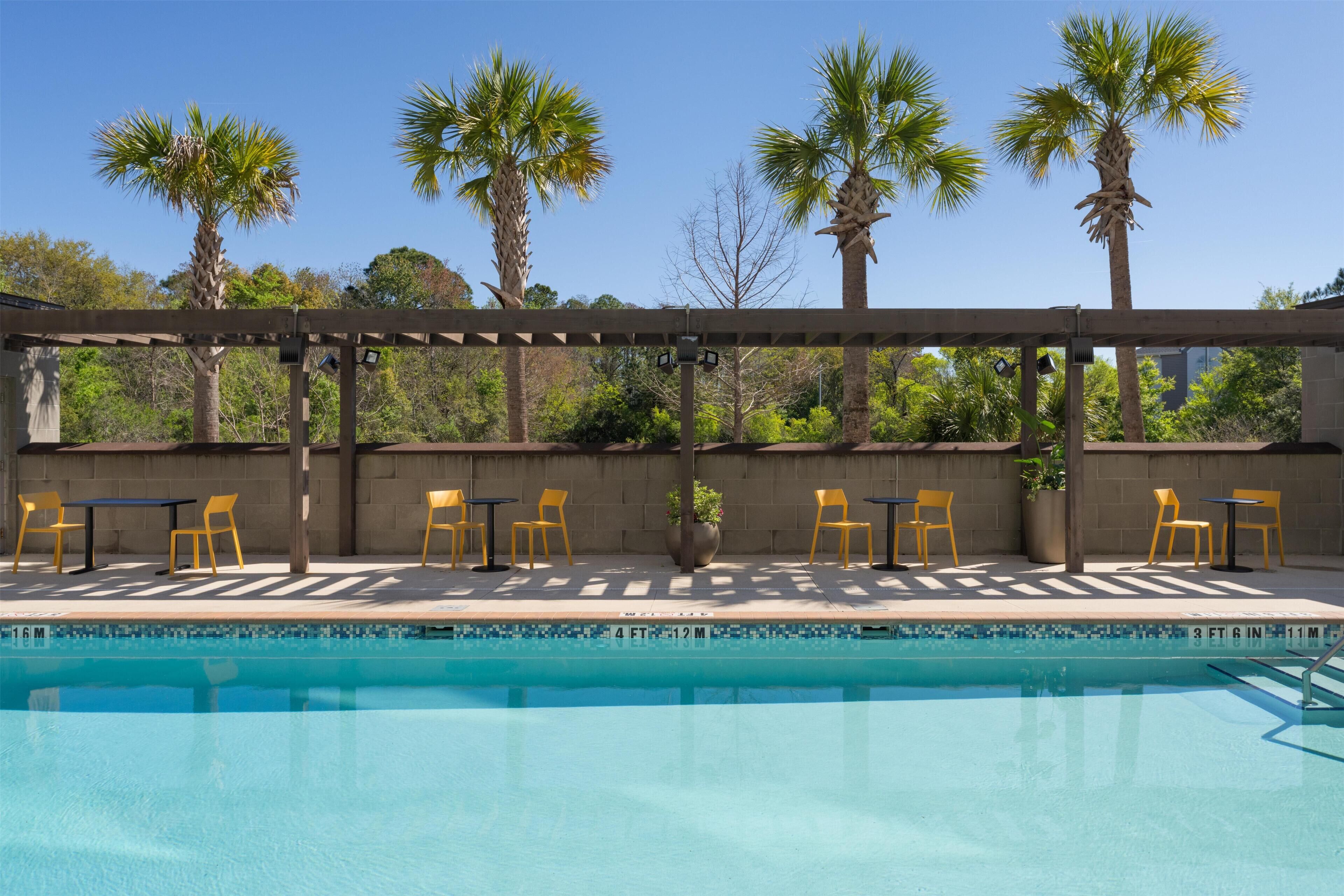 สระว่ายน้ำกลางแจ้ง