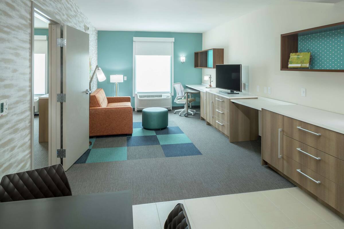 suite, 1 king bed, accessible (roll-in shower) | 1 bedroom, in-room safe, desk, laptop workspace