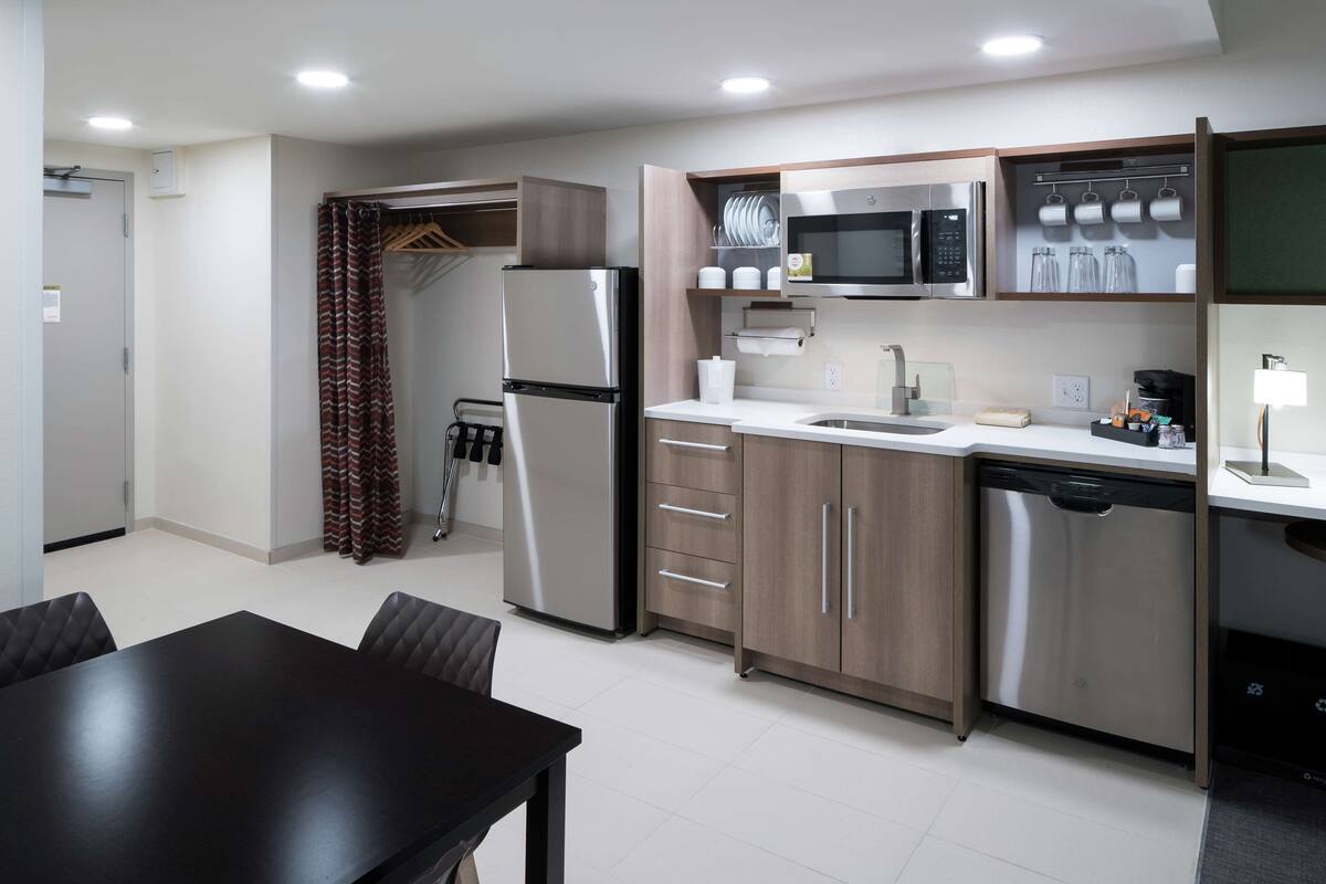 suite, 1 bedroom, non smoking | private kitchen | fridge, microwave, dishwasher, coffee/tea maker