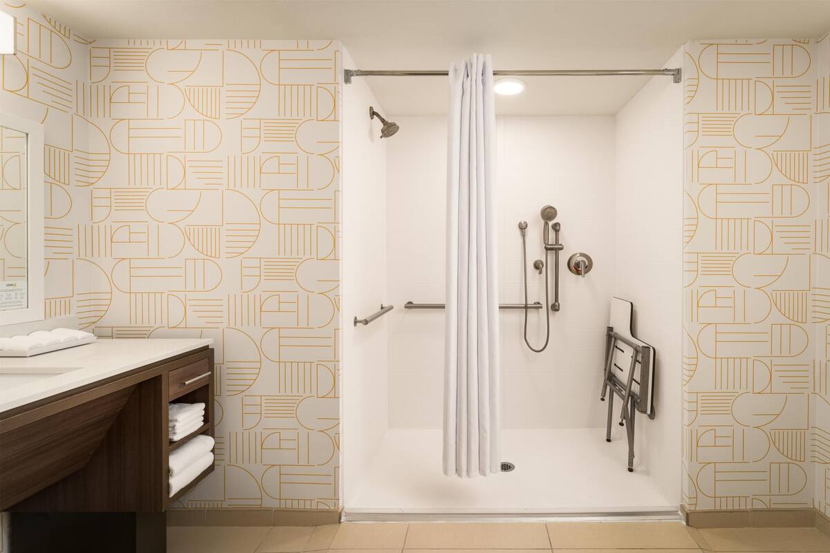 Suite, 1 Tempat Tidur King, akses difabel (Roll-In Shower) | Shower kamar mandi