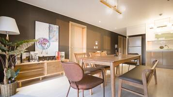 Villa 4 | Private kitchen | Full-size fridge, microwave, cookware/dishes/utensils