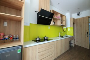 Deluxe Studio Suite | Private kitchen | Fridge, stovetop, cookware/dishes/utensils