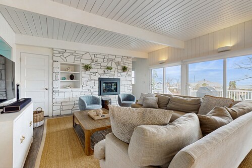 Elegant getaway with lovely deck, ocean & sunrise views, foosball & washer/dryer