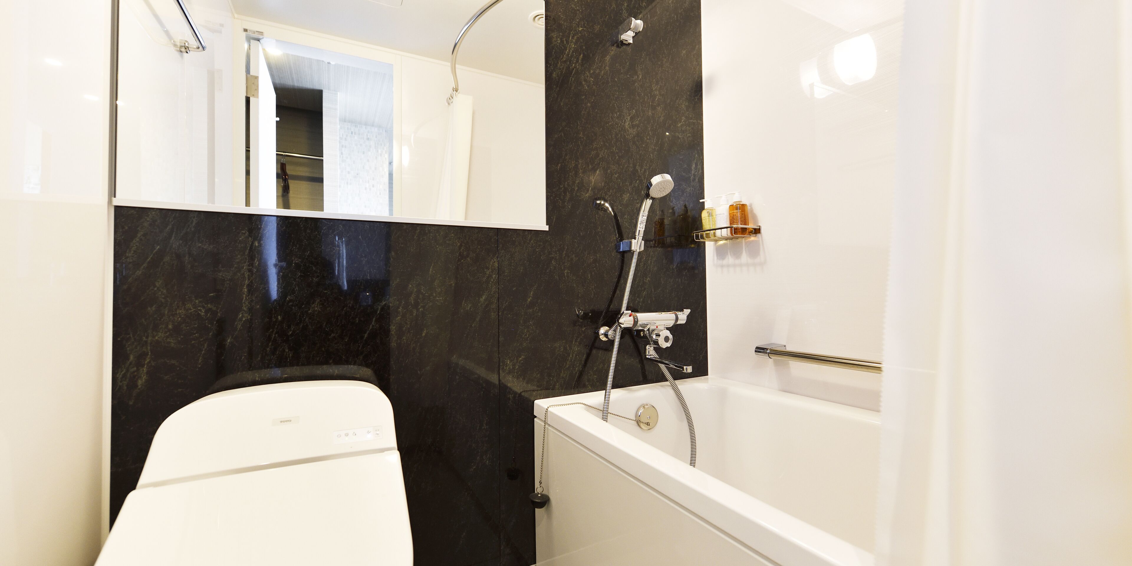 single room | bathroom | combined shower/bathtub, free toiletries, hair dryer, slippers