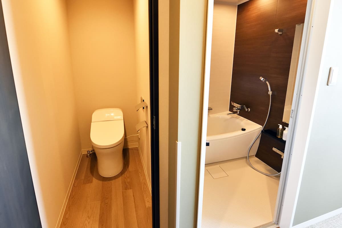 comfort double room | bathroom | combined shower/bathtub, free toiletries, hair dryer, slippers
