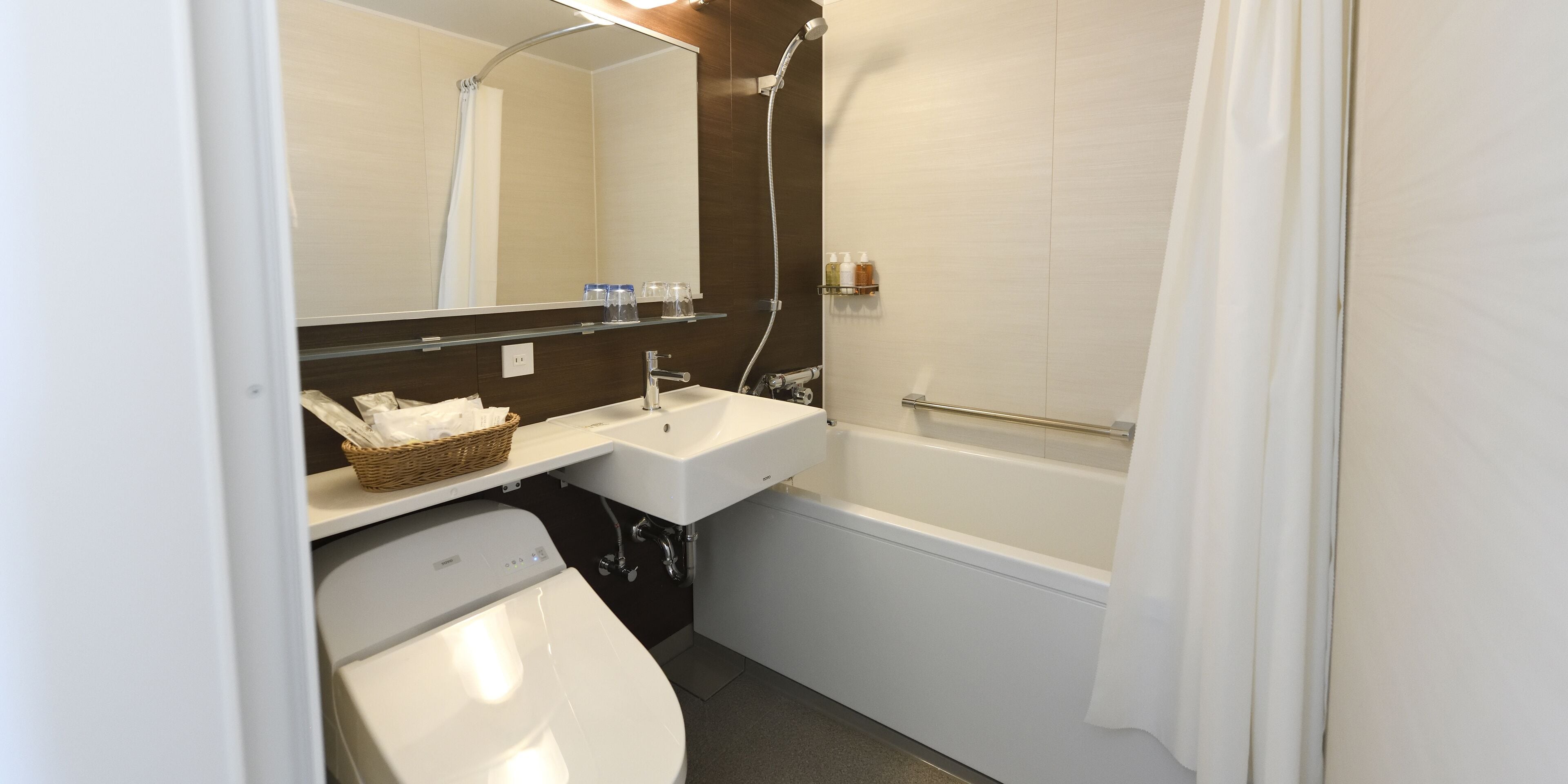 double room | bathroom | combined shower/bathtub, free toiletries, hair dryer, slippers