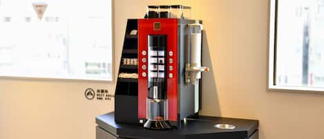 Eine Kaffeemaschine mit digitaler Anzeige, einem Wasserbehälter und einem Kaffeebecherhalter.