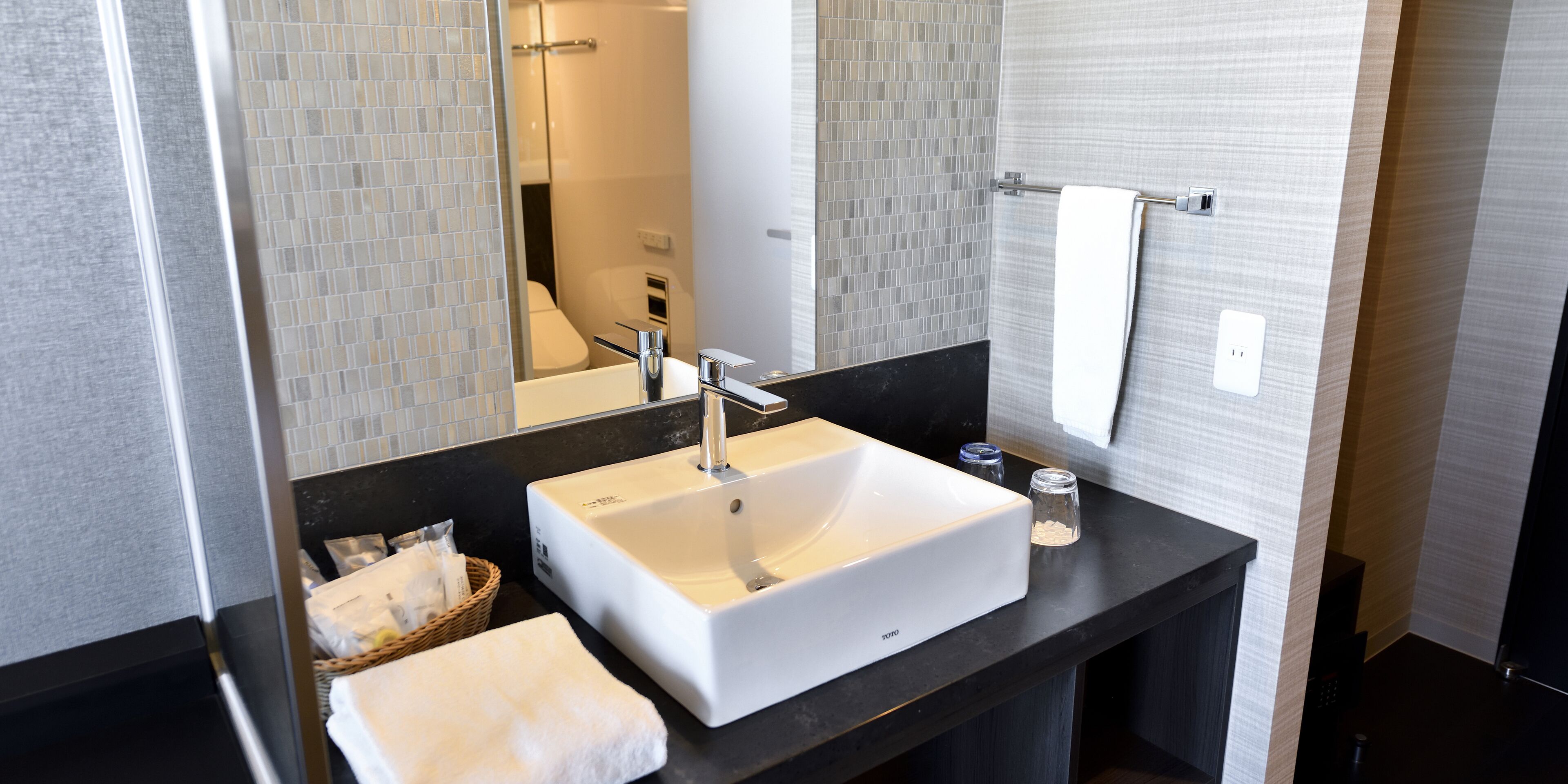 single room | 1 bedroom, in-room safe, desk, blackout curtains